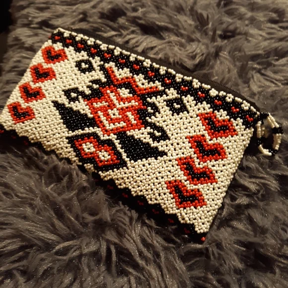 Hand beaded clutch - Picture 3 of 3